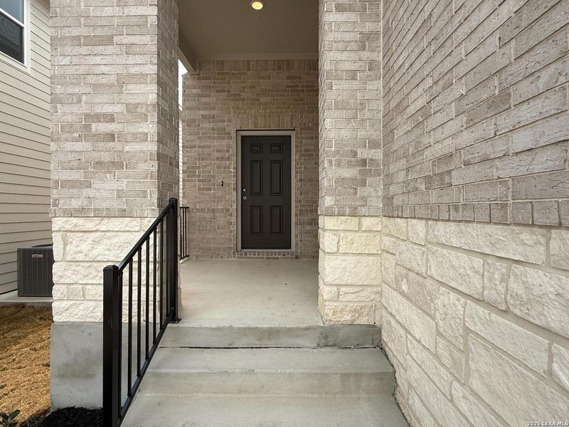 Exterior details and patio area of a home in Hennersby Hollow, San Antonio (Image 4).