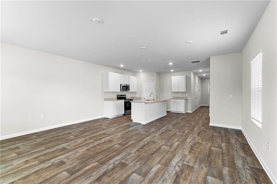 Spacious, unfurnished interior of a new home in The Grove At Mundy Mill, Gainesville (Image 20).
