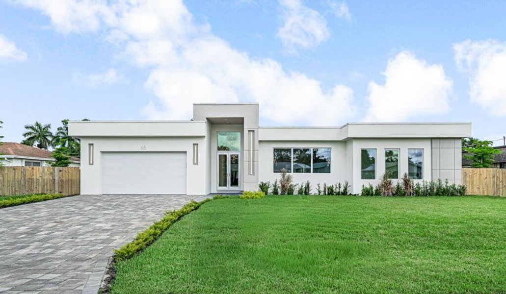 Exterior details and patio area of a home in , Lake Worth (Image 2).