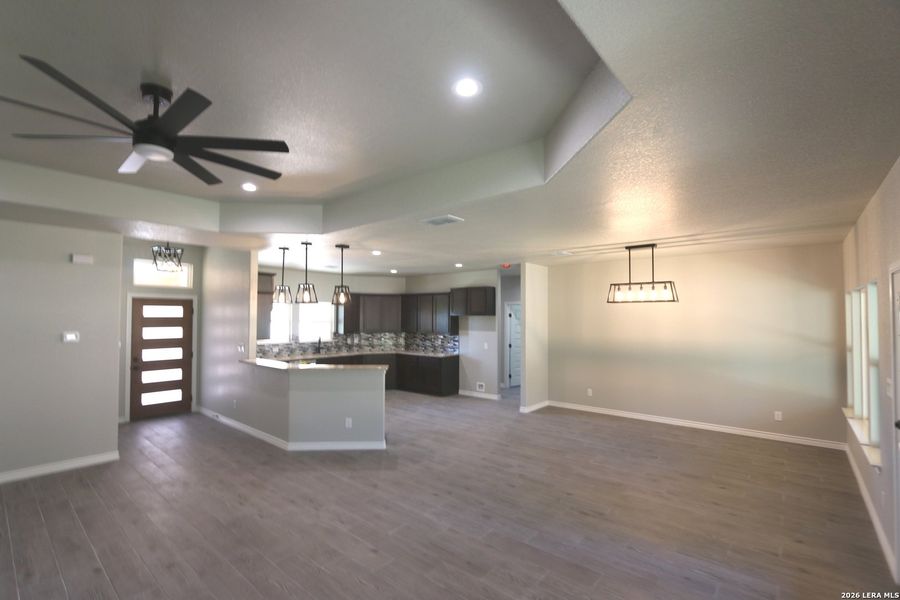 Spacious, unfurnished interior of a new home in , La Vernia (Image 25).