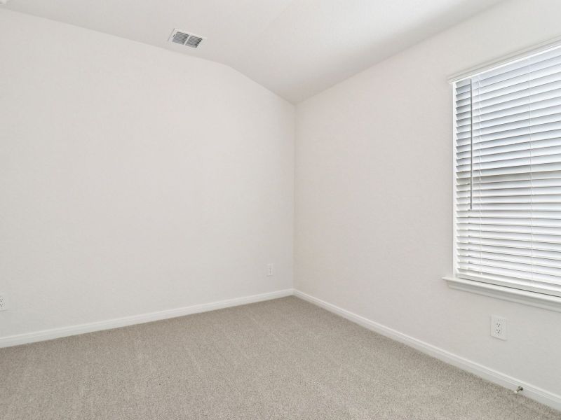 Spacious, unfurnished interior of a new home in Remington Ranch, San Antonio (Image 25).