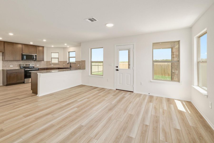 Spacious, unfurnished interior of a new home in Stoney Chase, Del Valle (Image 23).