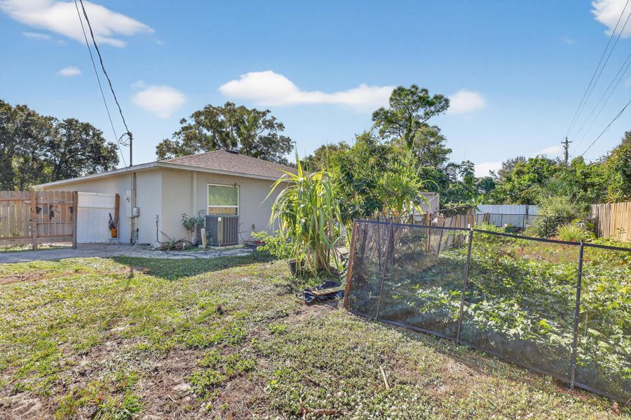 Exterior details and patio area of a home in , Fort Pierce (Image 22).