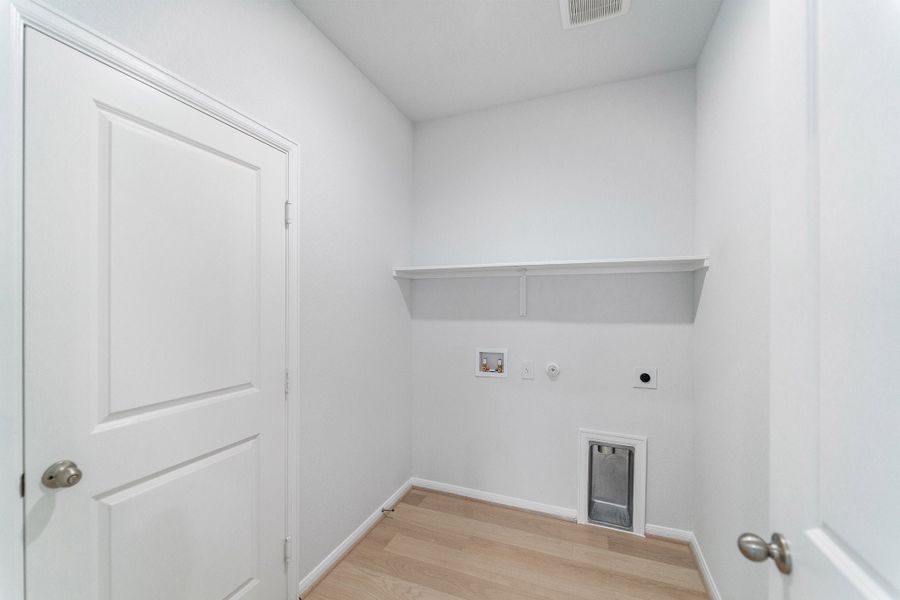 Spacious, unfurnished interior of a new home in Sunfield, Buda (Image 15).