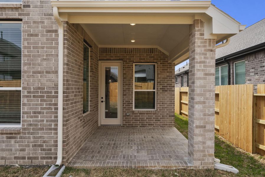 Exterior details and patio area of a home in Wood Leaf Reserve, Tomball (Image 4).