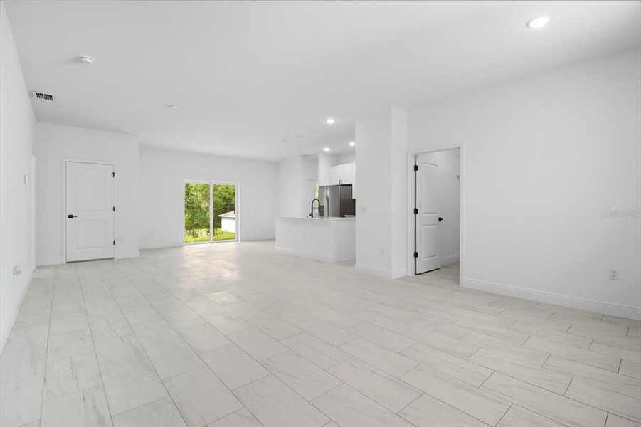 Spacious, unfurnished interior of a new home in , Citrus Springs (Image 24).
