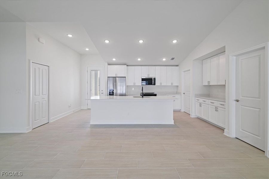 Spacious, unfurnished interior of a new home in Cape Coral, Cape Coral (Image 15).