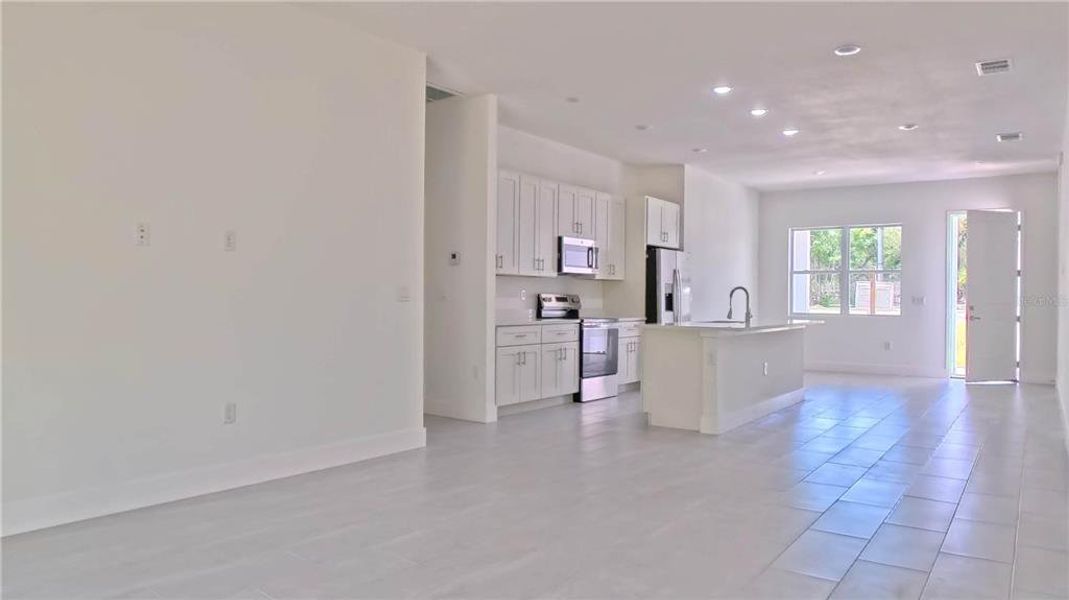 Spacious, unfurnished interior of a new home in , Dunnellon (Image 12).