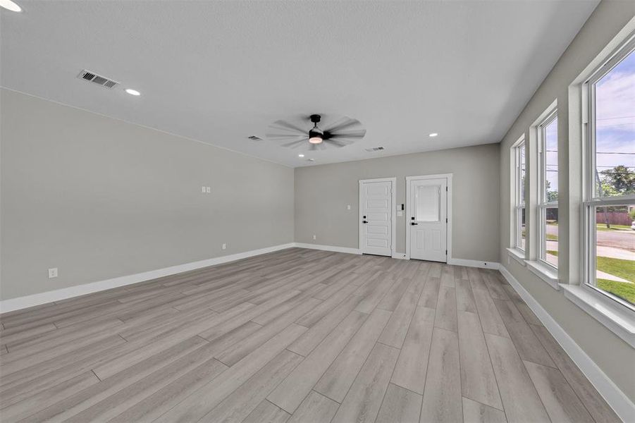 Spacious, unfurnished interior of a new home in , Grand Prairie (Image 34).
