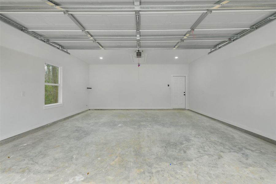 Spacious, unfurnished interior of a new home in , Willis (Image 33).