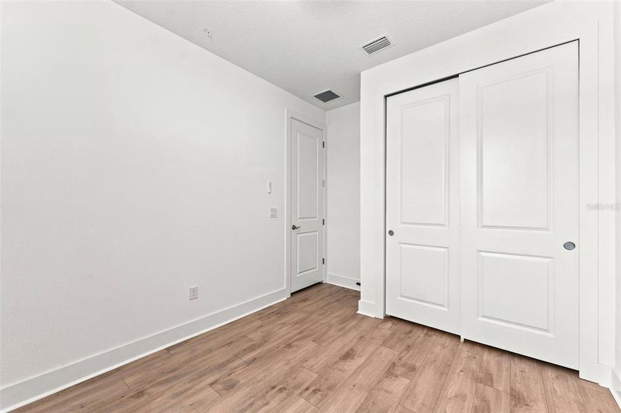 Spacious, unfurnished interior of a new home in , Seminole (Image 25).