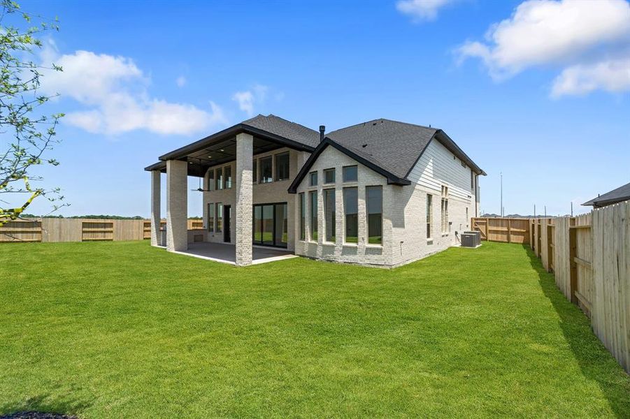 Exterior details and patio area of a home in Valencia 60', Manvel (Image 3).
