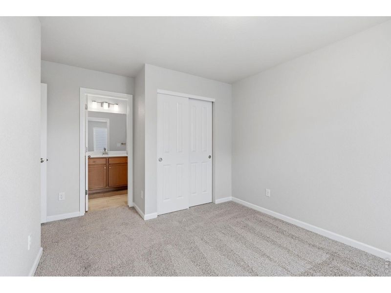 Spacious, unfurnished interior of a new home in Spring Valley, Longmont (Image 15).