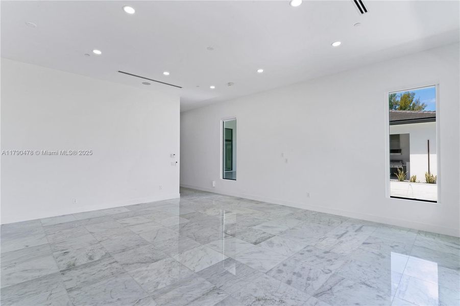 Spacious, unfurnished interior of a new home in , Plantation (Image 17).