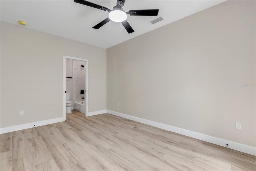 Spacious, unfurnished interior of a new home in , Oak Hill (Image 36).