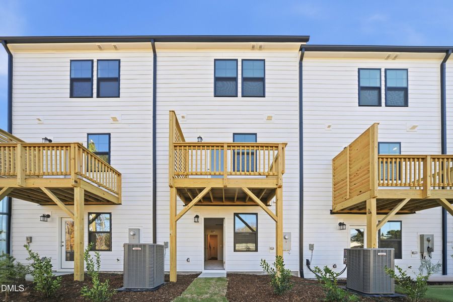 SUN_ElmGrove_Pic_Wyatt_Back_1of1 SUN_ElmGrove_Pic_Wyatt_Back_1of1