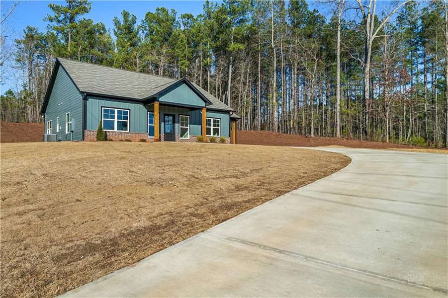 Exterior details and patio area of a home in , Dallas (Image 3).