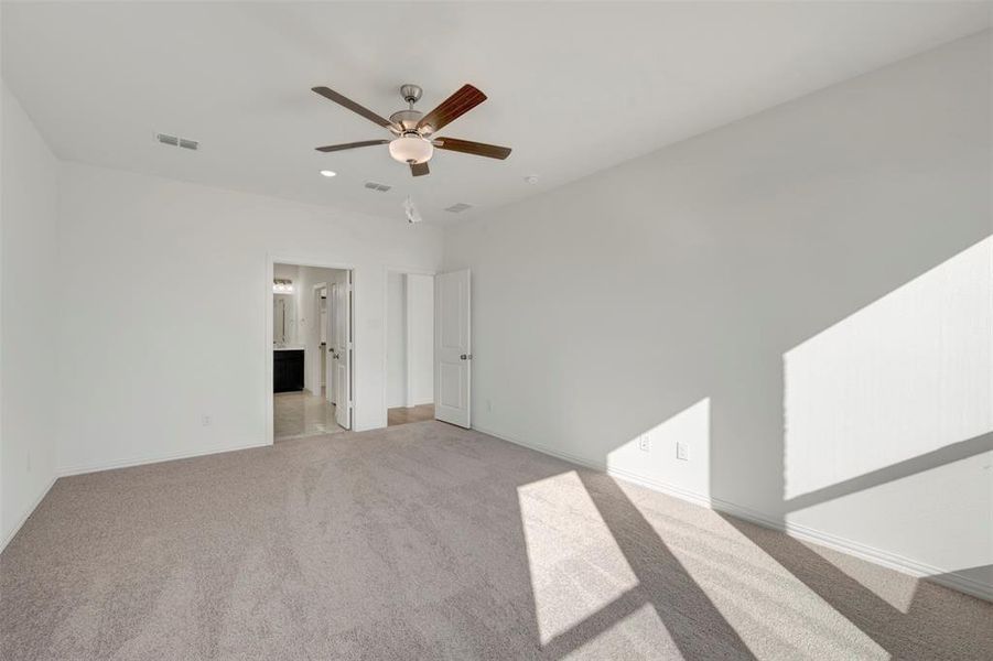 Spacious, unfurnished interior of a new home in Lily Creek at Sutton Fields, Aubrey (Image 31). Spacious, unfurnished interior of a new home in Lily Creek at Sutton Fields, Aubrey (Image 31).