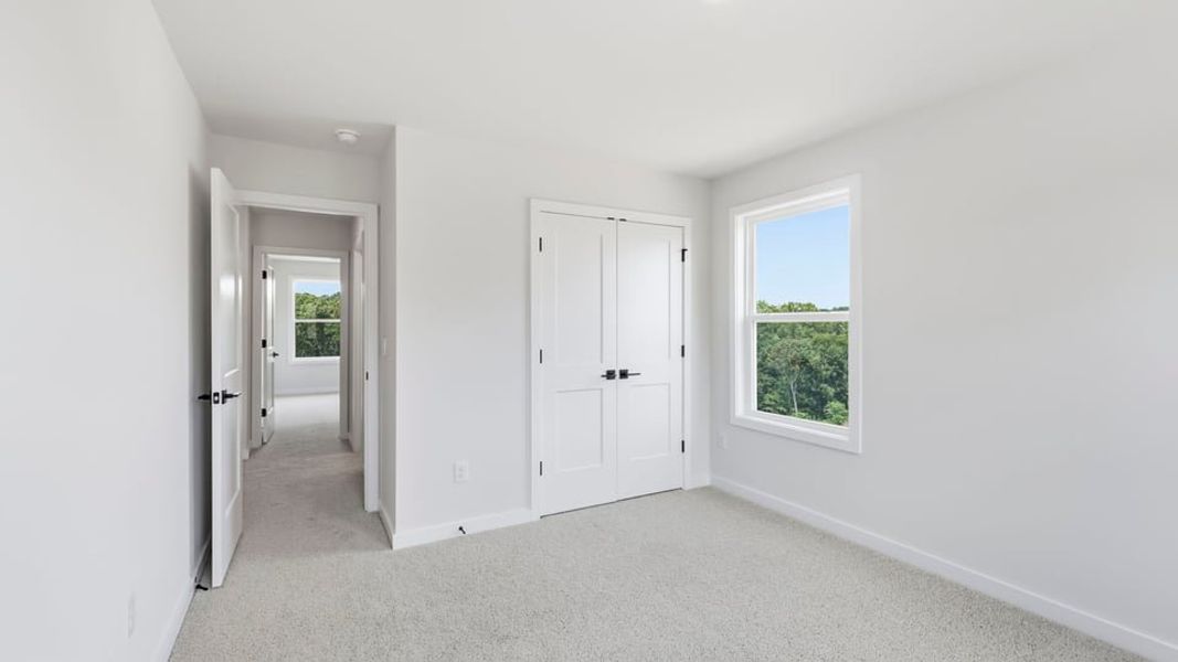 Spacious, unfurnished interior of a new home in Sunset Summits, Spartanburg (Image 27).