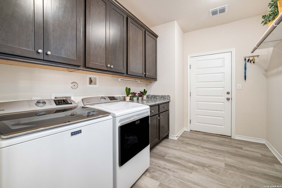 Furnished interior view inside a new home in , Bandera (Image 26).