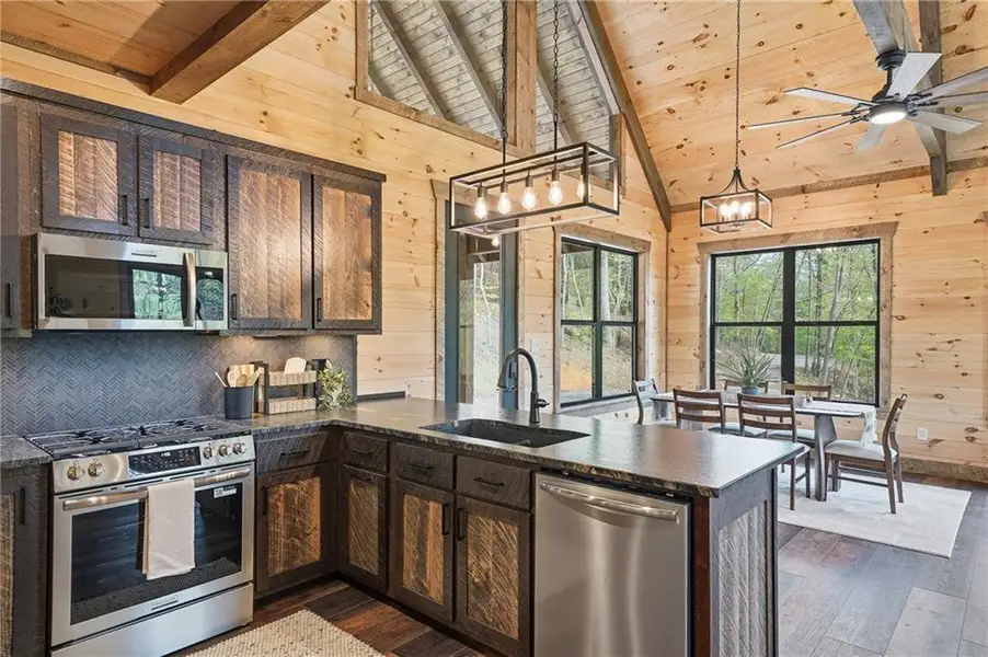 Community amenities in , Mineral Bluff (Image 32).