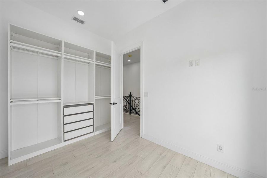 Spacious, unfurnished interior of a new home in , Tampa (Image 45).