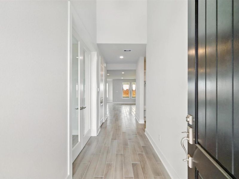 Spacious, unfurnished interior of a new home in Lago Mar, Texas City (Image 23). Spacious, unfurnished interior of a new home in Lago Mar, Texas City (Image 23).