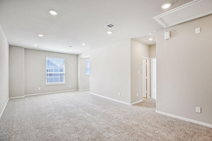 Spacious, unfurnished interior of a new home in Kemah Crossing - Luxe Series, Kemah (Image 19).