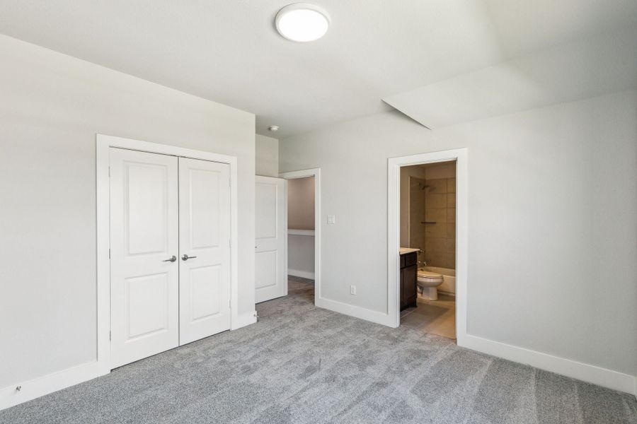 Spacious, unfurnished interior of a new home in Dove Hollow, Waxahachie (Image 23).