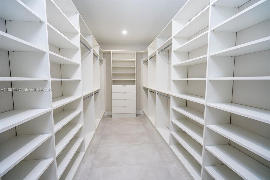 Spacious, unfurnished interior of a new home in , Miami (Image 23).