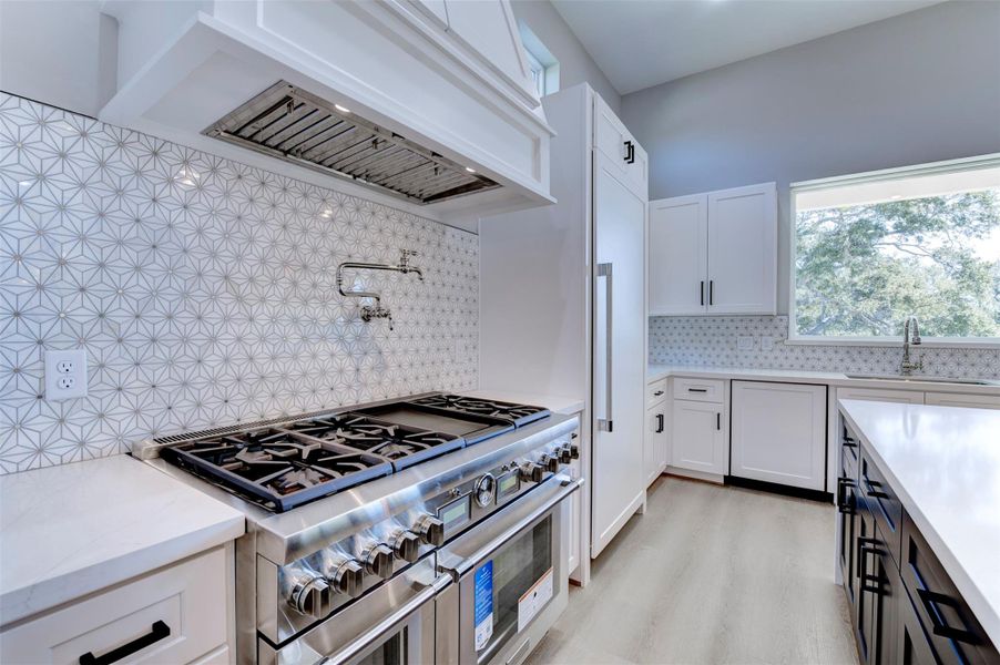 Furnished interior view inside a new home in , Seabrook (Image 13).