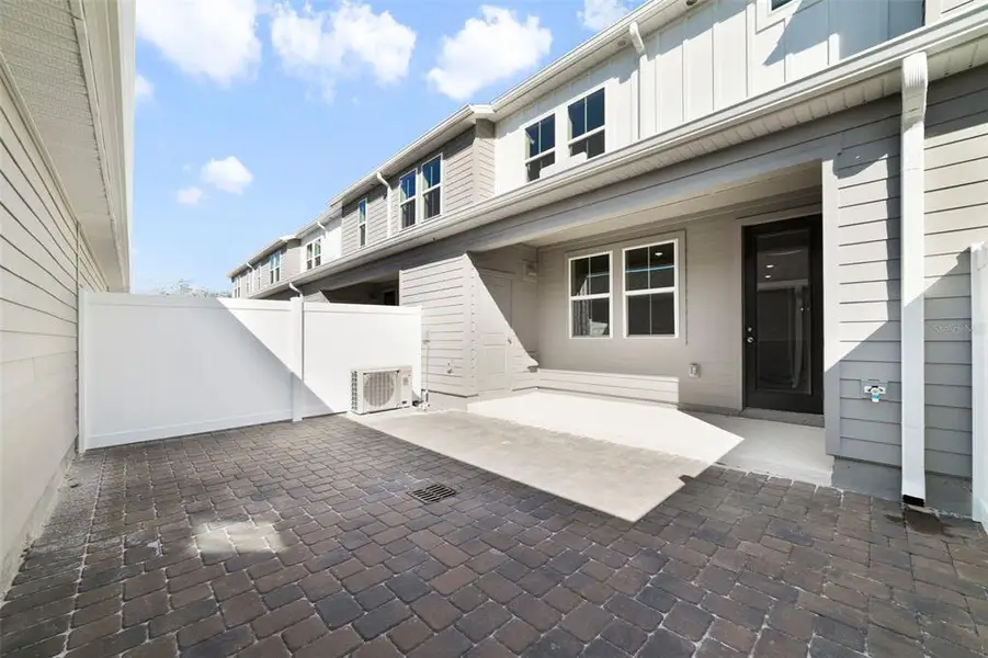 Exterior details and patio area of a home in Aulin Square, Oviedo (Image 3).