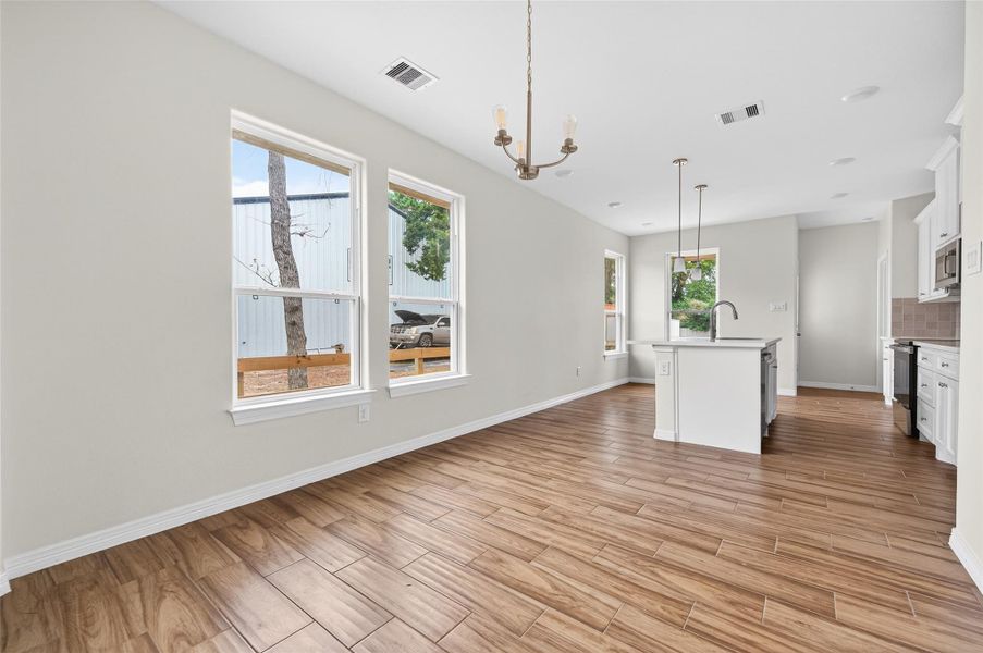 Spacious, unfurnished interior of a new home in , Hempstead (Image 35).