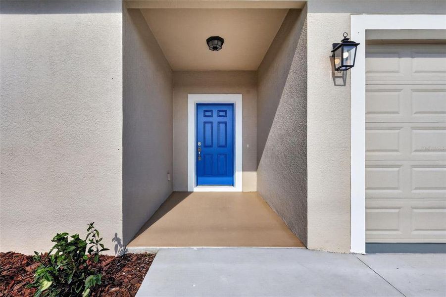 Exterior details and patio area of a home in , Umatilla (Image 3).