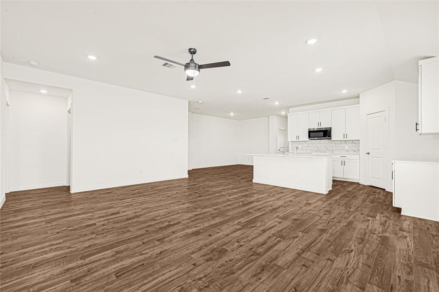 Spacious, unfurnished interior of a new home in Tamarron, Fulshear (Image 17). Spacious, unfurnished interior of a new home in Tamarron, Fulshear (Image 17).