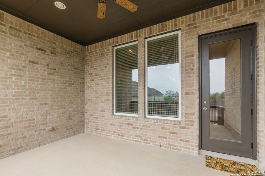 Spacious, unfurnished interior of a new home in Cibolo Crossing, Universal City (Image 20).
