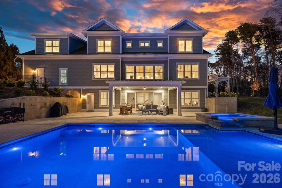 Thoughtfully designed lakefront pool Thoughtfully designed lakefront pool