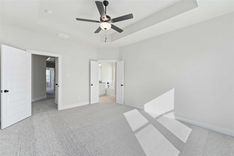 Spacious, unfurnished interior of a new home in Alicante, Houston (Image 20).