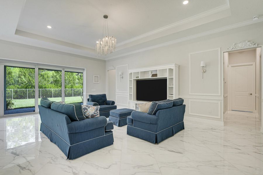 SPACIOUS LIVING W/VIEWS