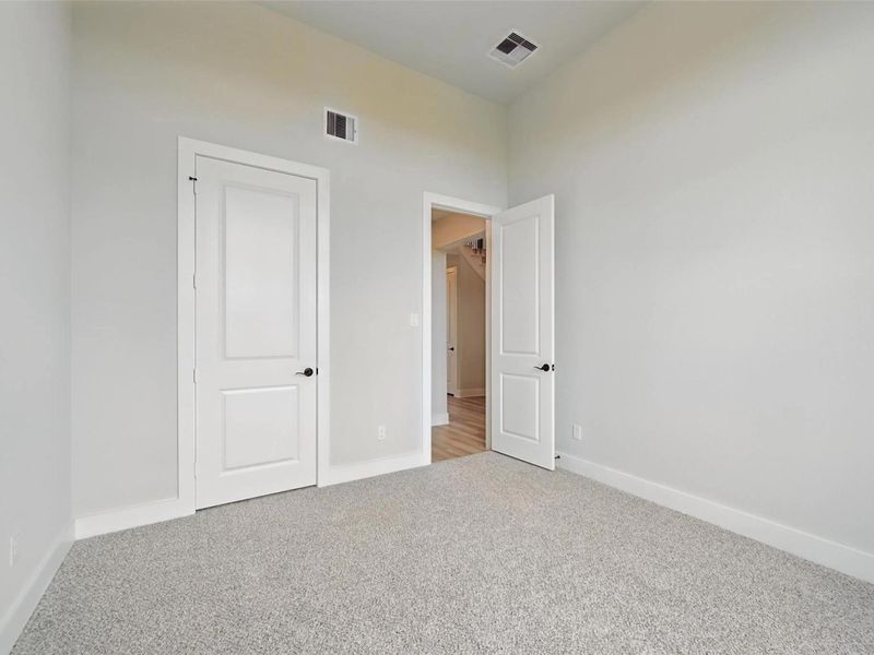 Spacious, unfurnished interior of a new home in Lago Mar, Texas City (Image 33).