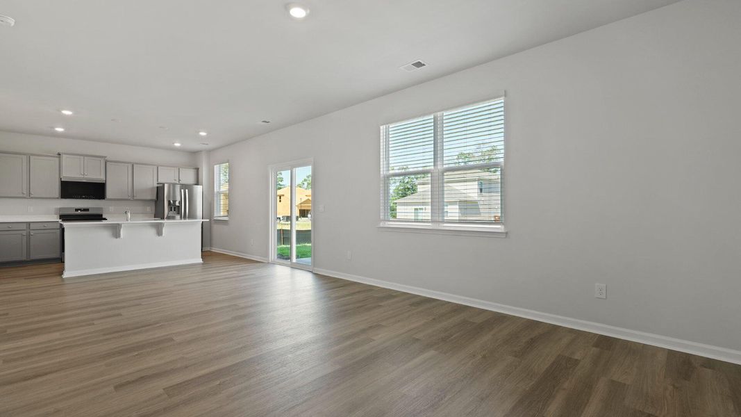 Spacious, unfurnished interior of a new home in Carolina Groves, Moncks Corner (Image 21).