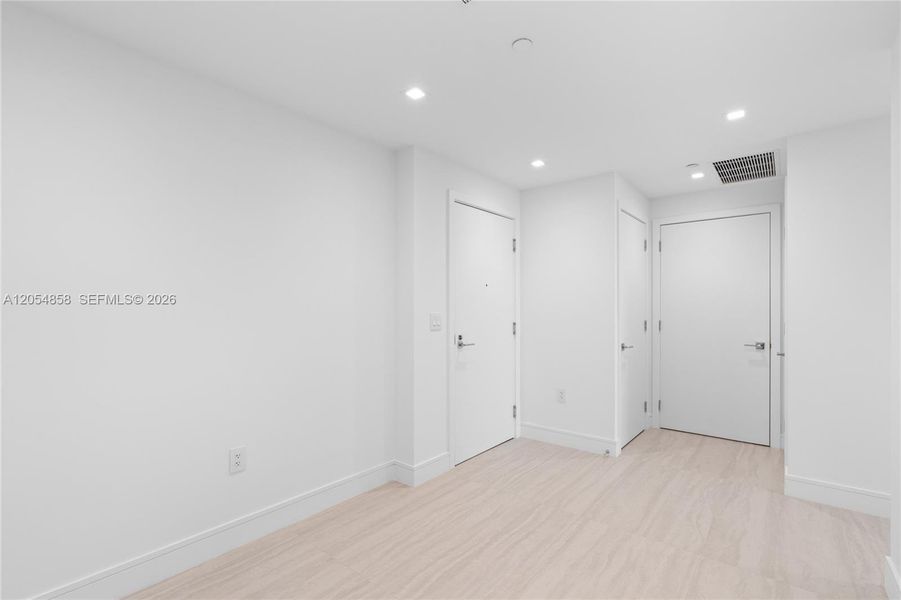 Spacious, unfurnished interior of a new home in One Park Tower, Miami (Image 38).