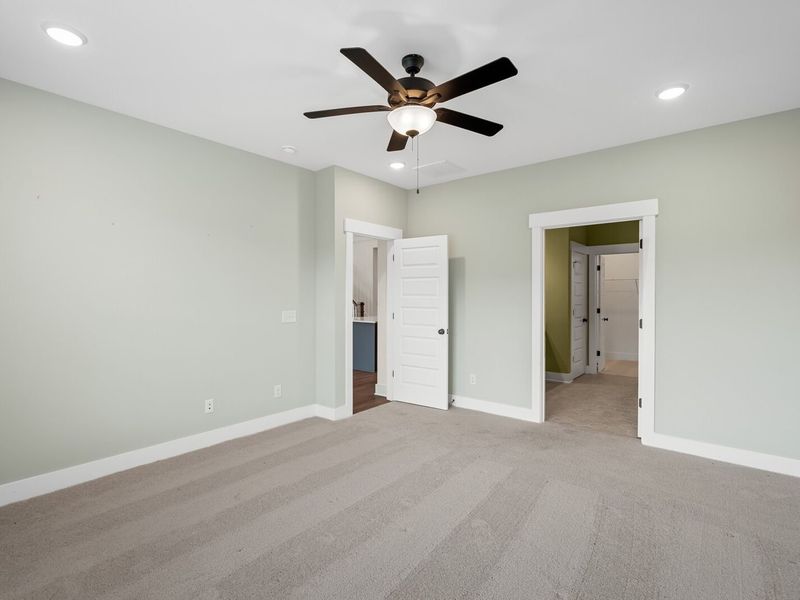 Spacious, unfurnished interior of a new home in Carellton, Gallatin (Image 40).