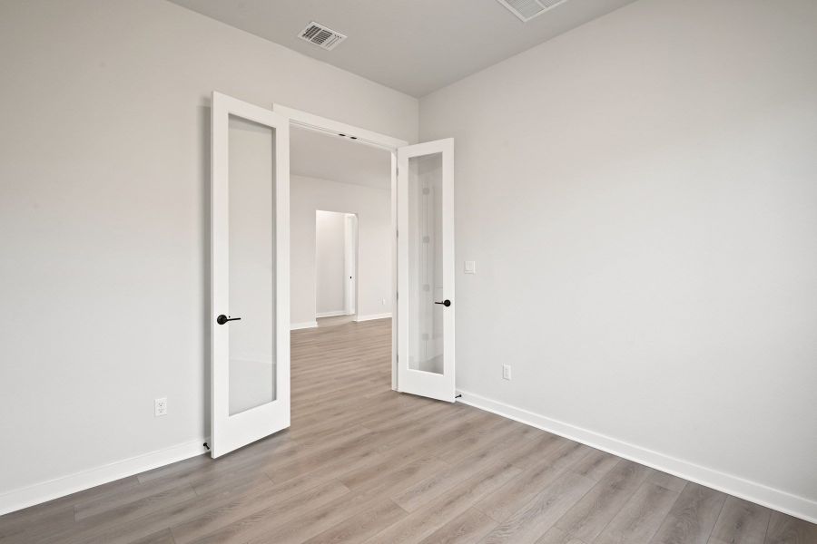 Spacious, unfurnished interior of a new home in Lagos Reserve, Manor (Image 23).