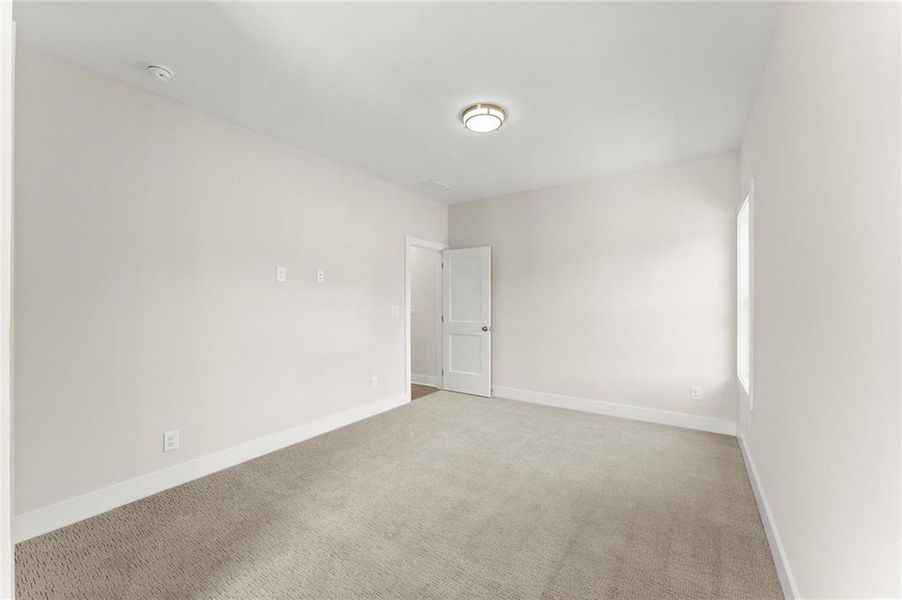 Spacious, unfurnished interior of a new home in Hillgrove Preserve, Powder Springs (Image 20).