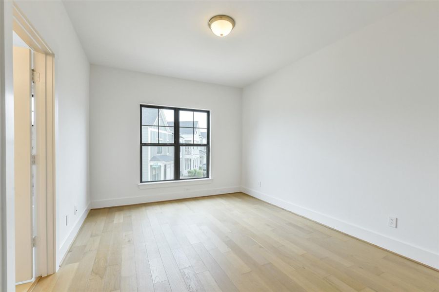 Spacious, unfurnished interior of a new home in Timbergrove Trails, Houston (Image 27).