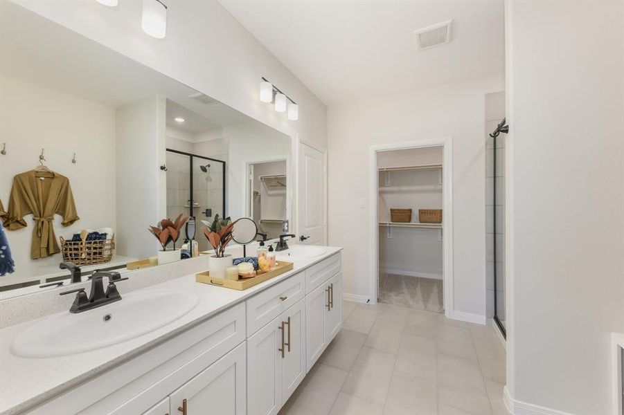 Plenty of room for two in this wonderful owner's bath. Plenty of room for two in this wonderful owner's bath.