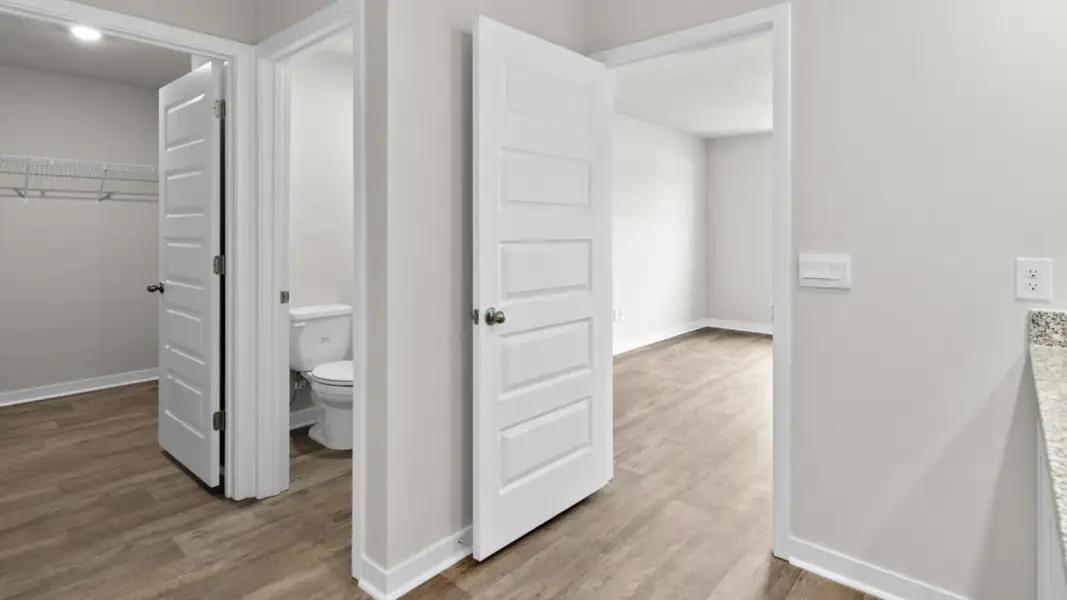 Spacious, unfurnished interior of a new home in Vineyard Trail, Jacksonville (Image 16).