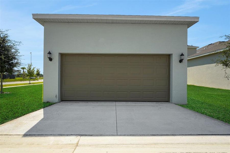 Exterior details and patio area of a home in Crossroads at Kelly Park, Apopka (Image 20).