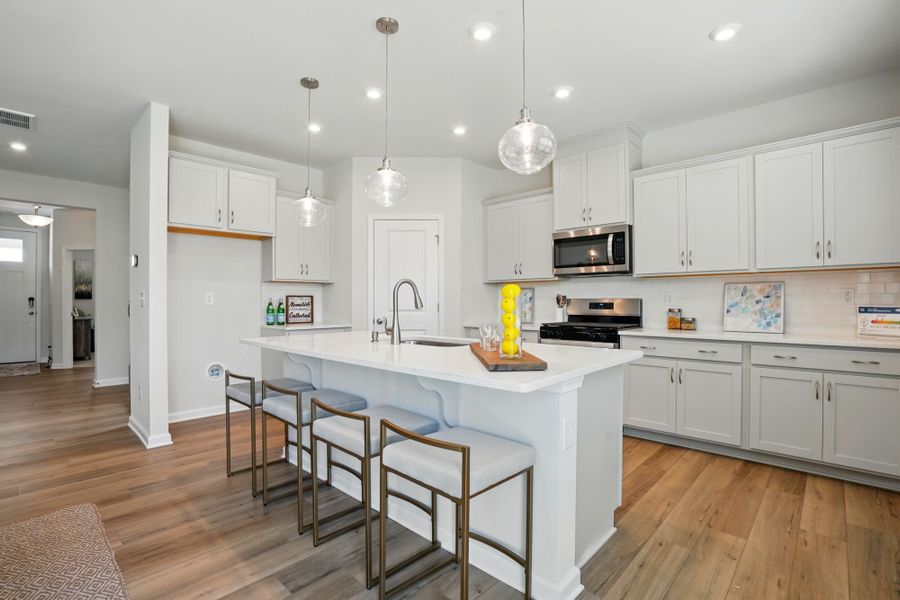 Photo representation of the Shenandoah plan. Colors, finishes and options will vary.